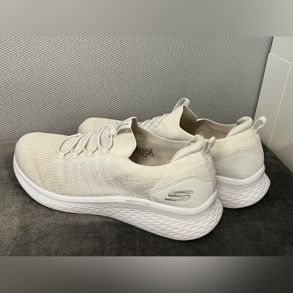 Skechers slip-on sneakers. Bungee laces memory foam insoles Stretch fit. Cream 9
